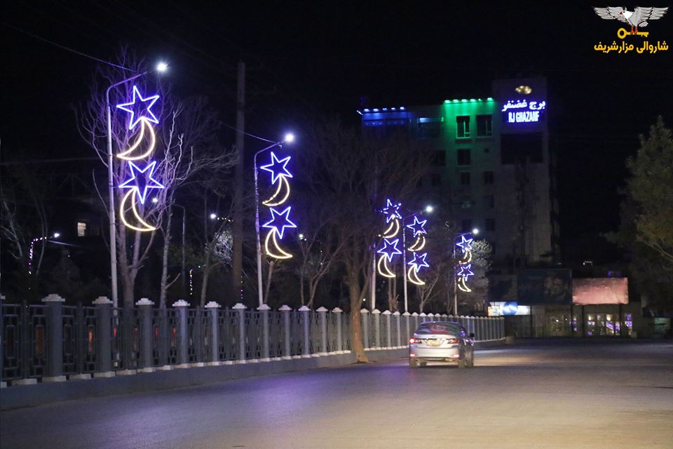 چراغان و تنویر بخش‌های روضه مبارک و جاده‌های عمومی شهر در آستانه نوروز از سوی شاروالی مزارشریف