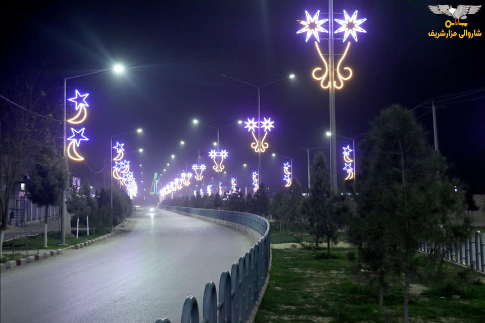 چراغان و تنویر سازی جاده های شهرمزارشریف در آستانه ی جشن نوروز