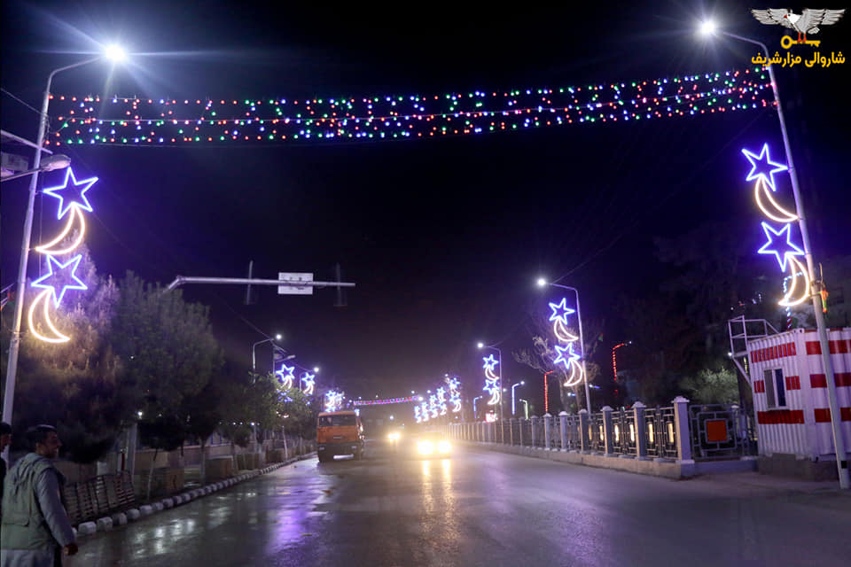 چراغان و تنویر سازی جاده های شهرمزارشریف در آستانه ی جشن نوروز