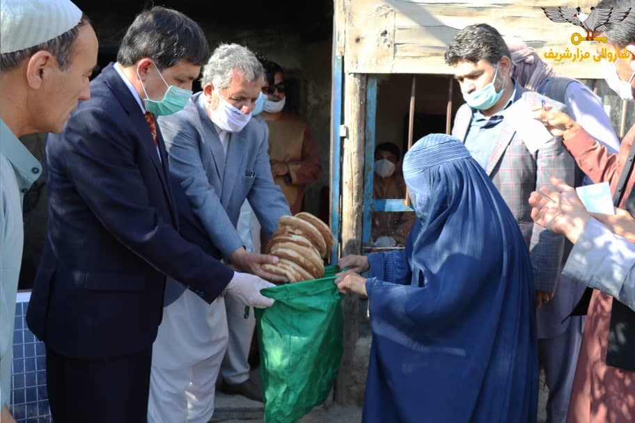 نمایندگان نهادهای مختلف دولتی و غیر دولتی در ولایت بلخ از چگونگی توزیع نان خشک برای خانواده‌های مستحق و نیازمندان نظارت و ارزیابی را انجام داده و از ادامه مطلوب و بهتر این روند ابراز خرسندی کردند. آنان که از برخی خبازهای در نقاط مختلف شهر و بدون هماهنگی قبلی بازدید به عمل آوردند، تاکید می‌کنند که این پروسه به گونه عادلانه و شفاف پیش می‌رود اما باید ساختارهای مختلف در راستای بهبود وضعیت همکارهای لازم را انجام دهند. گروه نظارت کننده: ۱. جنرال امین دره صوفی عضو شورای ولایتی ولایت بلخ ۲. رامین رمضان عضو شورای و