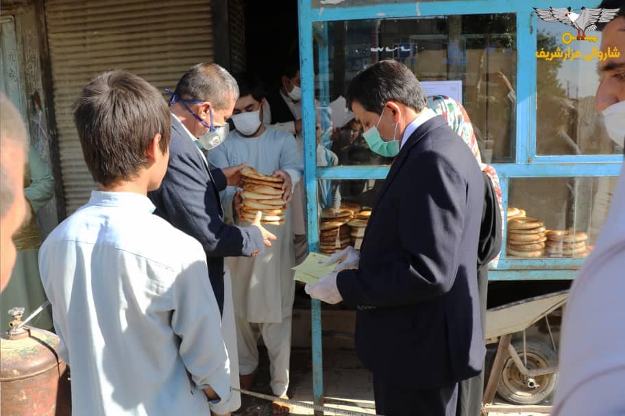 نمایندگان نهادهای مختلف دولتی و غیر دولتی در ولایت بلخ از چگونگی توزیع نان خشک برای خانواده‌های مستحق و نیازمندان نظارت و ارزیابی را انجام داده و از ادامه مطلوب و بهتر این روند ابراز خرسندی کردند